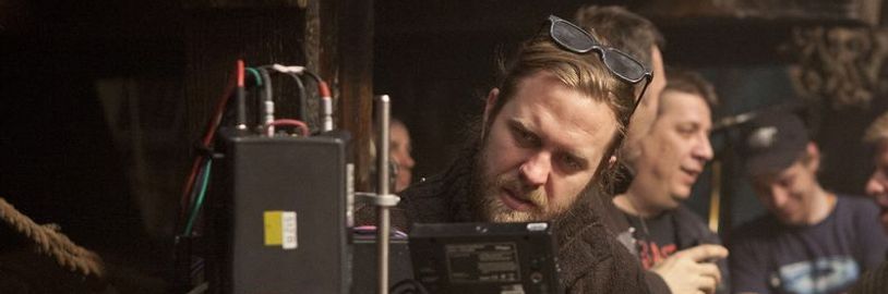 Režisér, který prošustroval miliony od Netflix na drogy, chlast a chlebíčky zná svůj trest