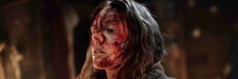 Krví zbrocená Samara Weaving na první fotce chystaného akčního hororu Azrael