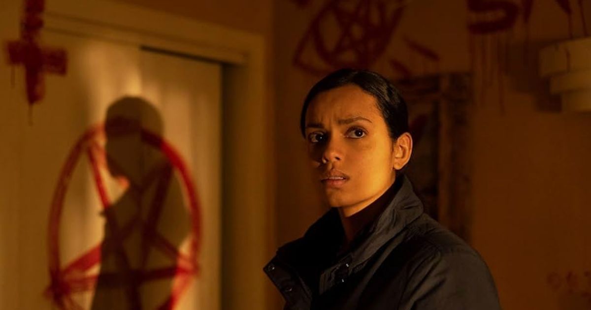 Jane Archer satanik işaretlerin bulunduğu odada